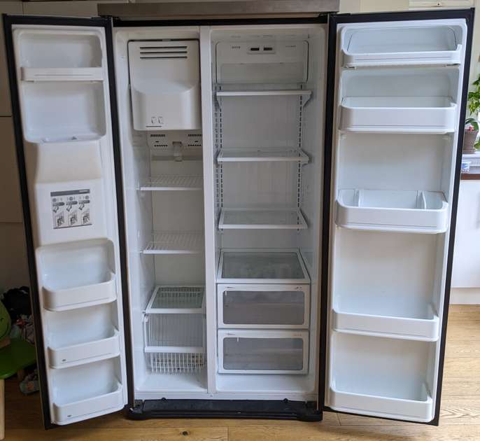 FreelyWheely American style Fridge Freezer with ice maker working