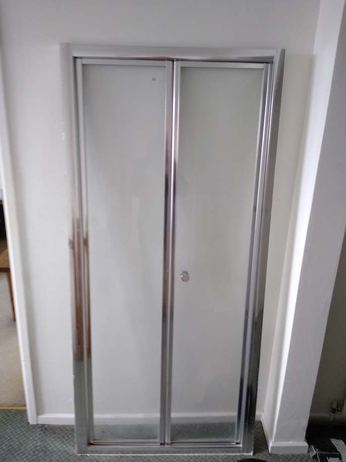 FreelyWheely Bifold shower doors