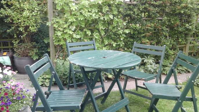 FreelyWheely: Garden table and four chairs