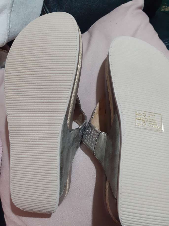 FreelyWheely Ladies size 7 sandals