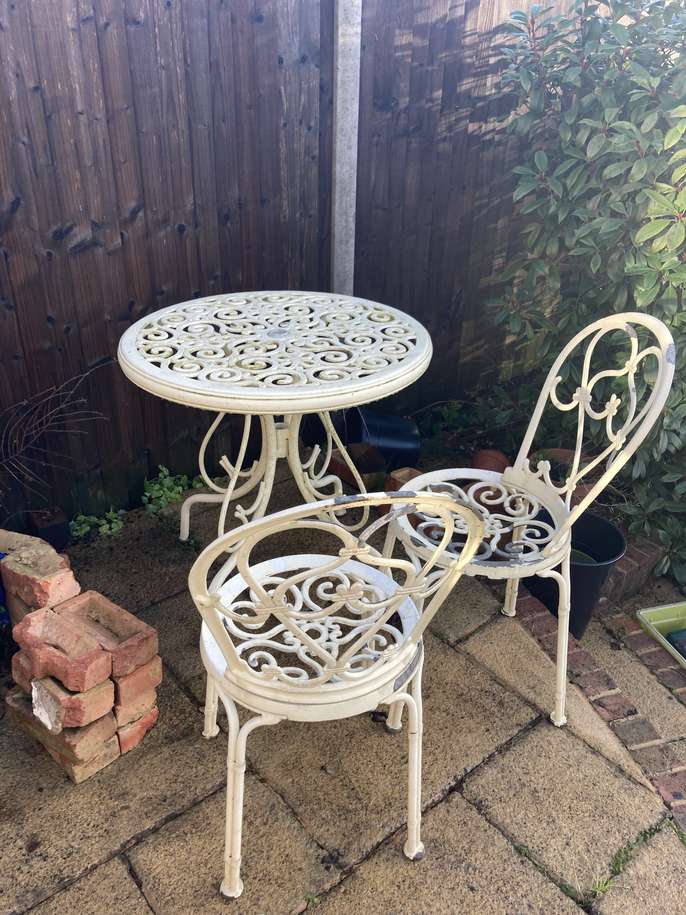 FreelyWheely Metal Garden table and two chairs