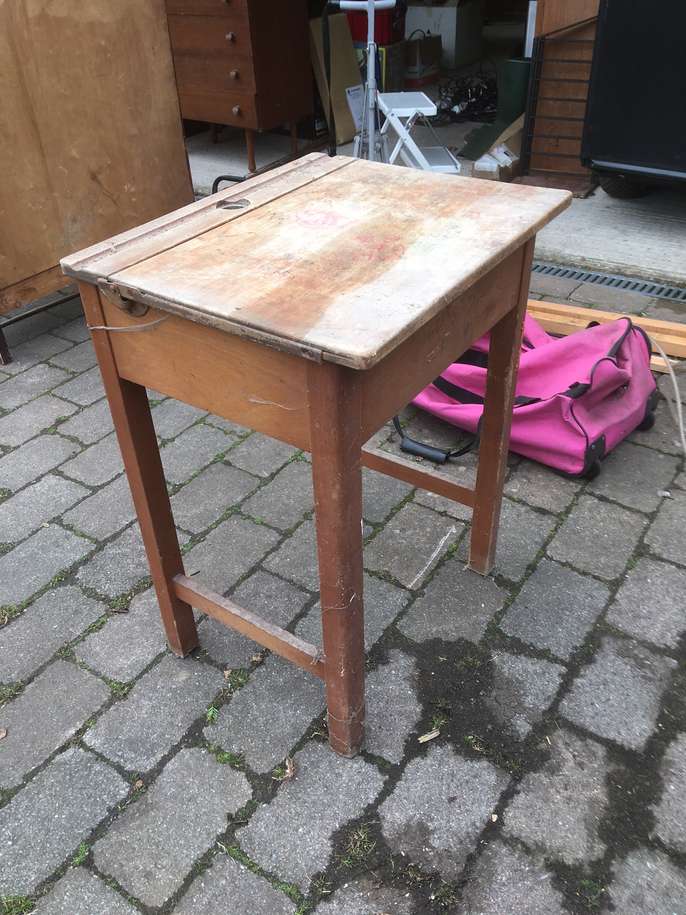 FreelyWheely Old fashioned school desk