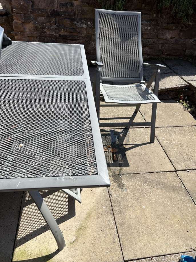 FreelyWheely Outdoor metal table and chairs