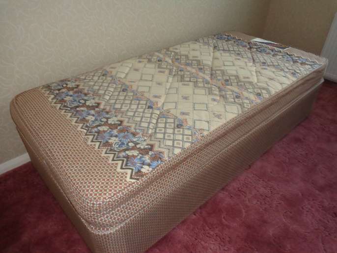 FreelyWheely Older style single divan bed no headboard
