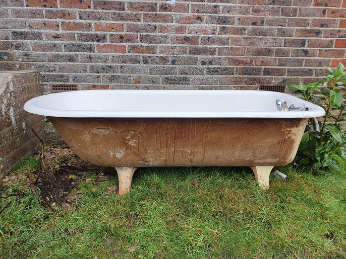 FreelyWheely Vintage Cast iron bath