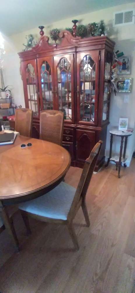 FreelyWheely: Dining room table w/ Chairs & China Cabinet