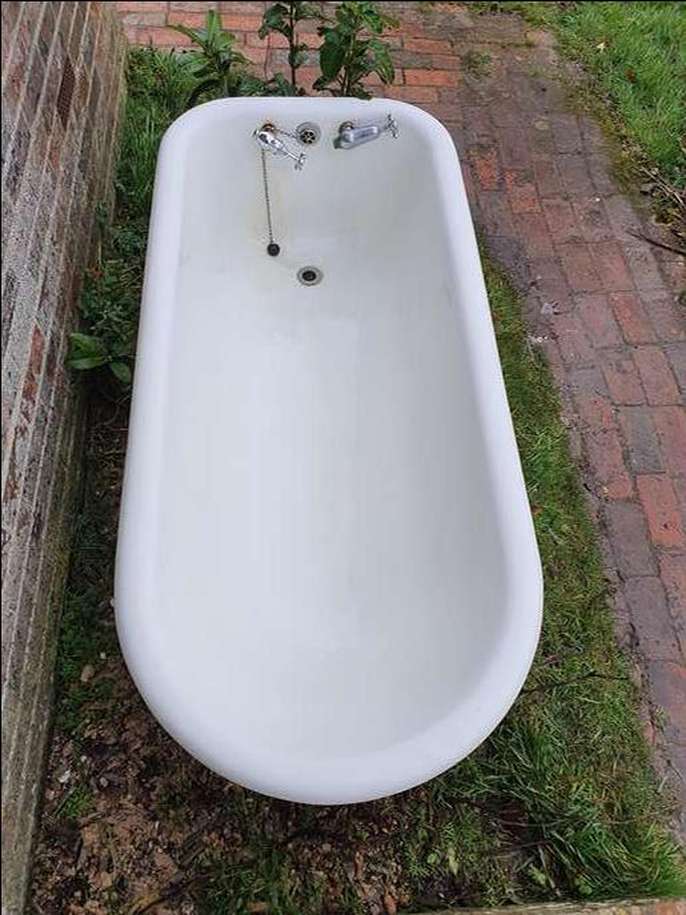 FreelyWheely Vintage Cast iron bath