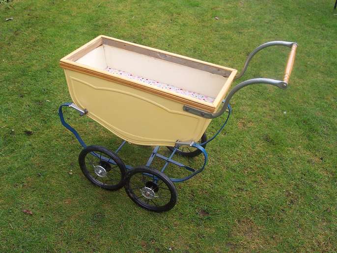 FreelyWheely Edwardian dolls pram