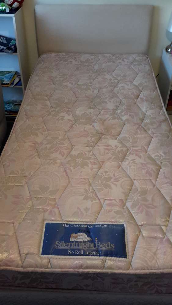 FreelyWheely Silent night medium firm mattress