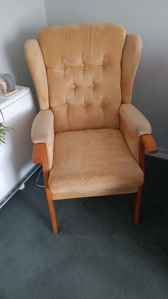 FreelyWheely: Comfortable arm chair