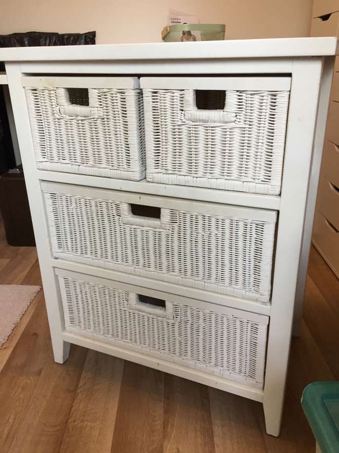 FreelyWheely Shabby chest of drawers/baskets