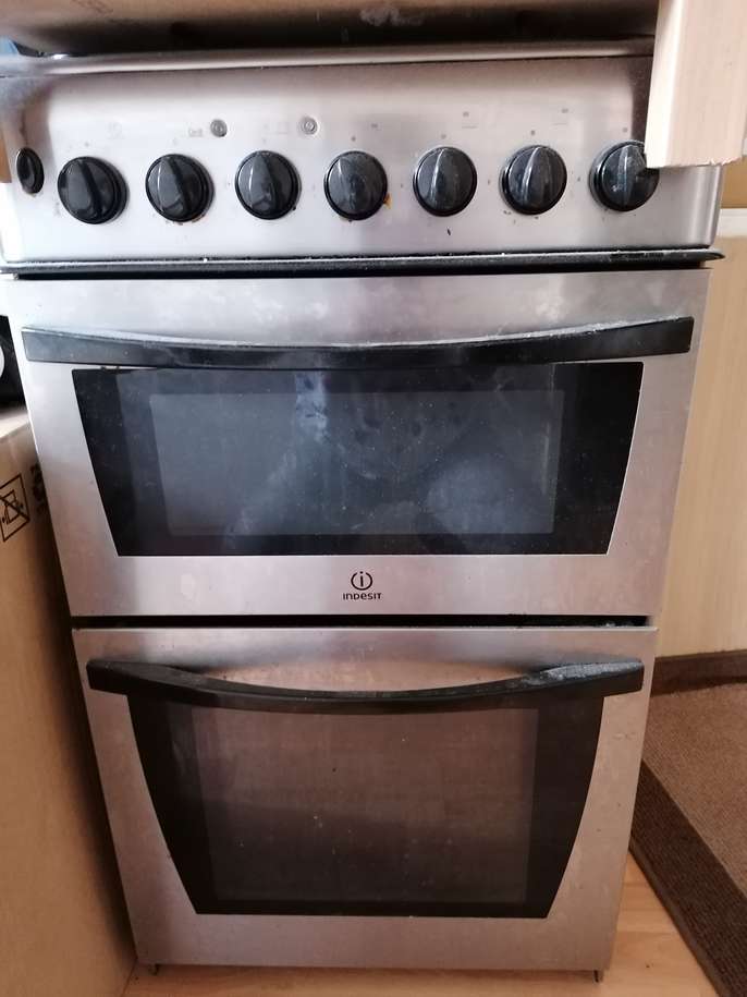 FreelyWheely Indesit Gas hob and electric oven