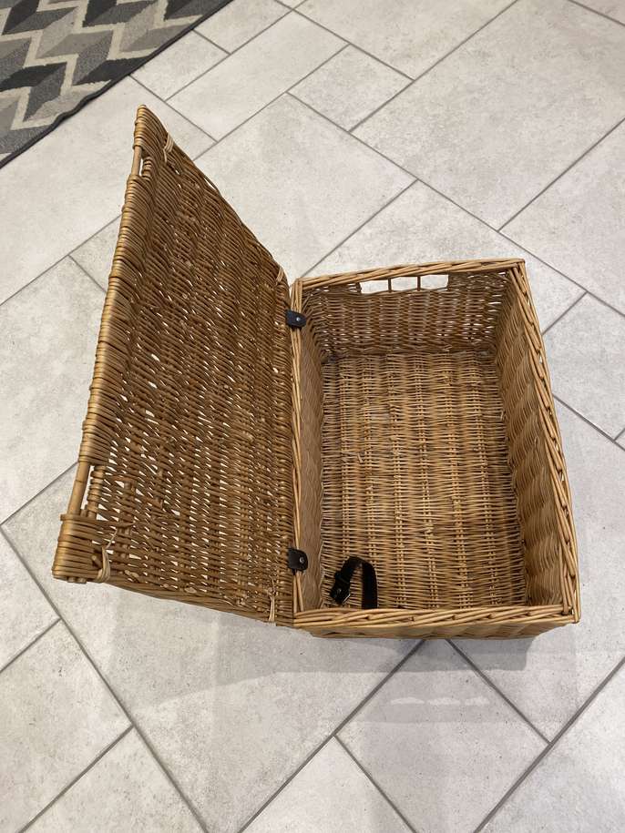 FreelyWheely Small wicker basket with lid