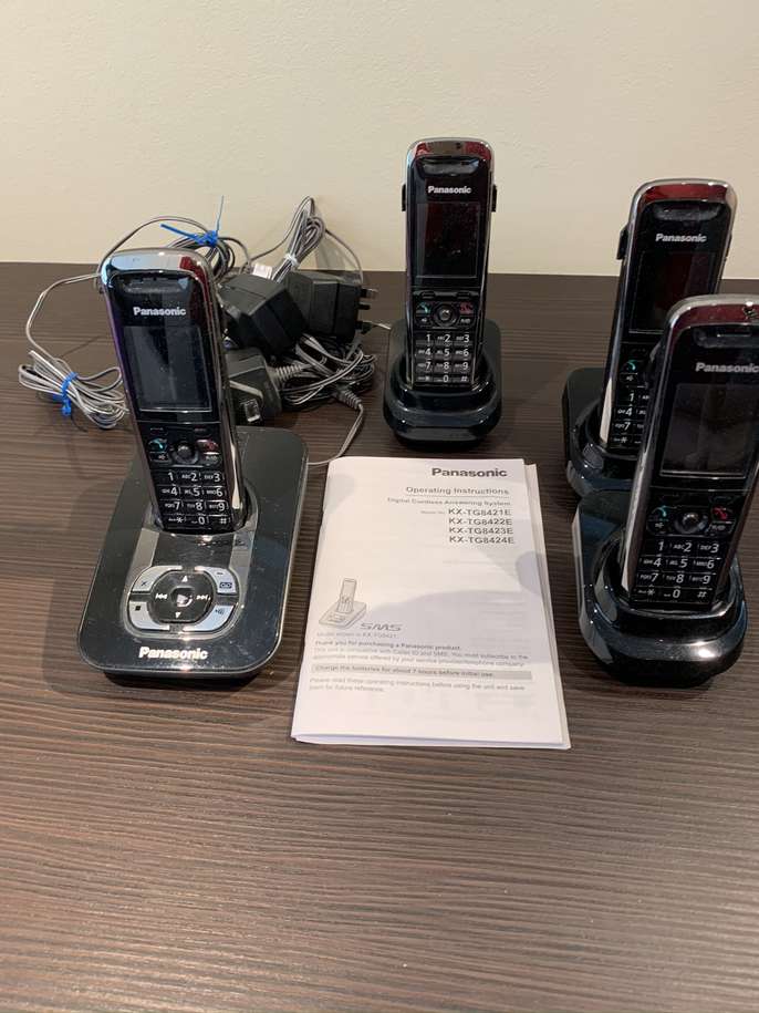 FreelyWheely Panasonic digital cordless answering system and 4 phones