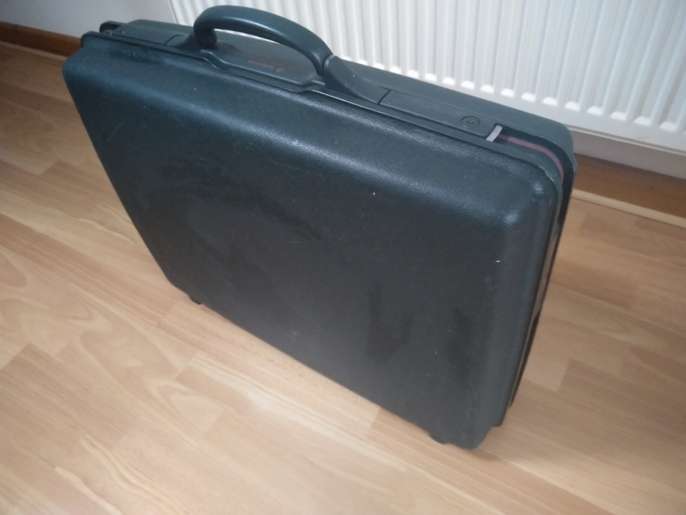 FreelyWheely Free suitcases