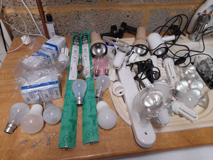 FreelyWheely Used light fittings, bulbs and used electrical fittings.