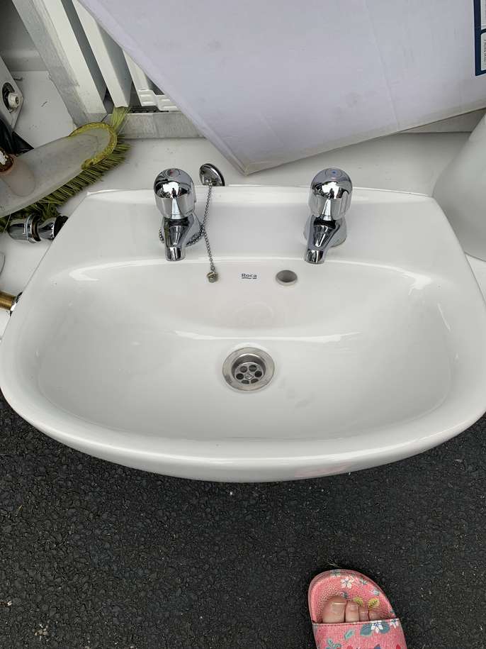 FreelyWheely Utility sink and pedestal