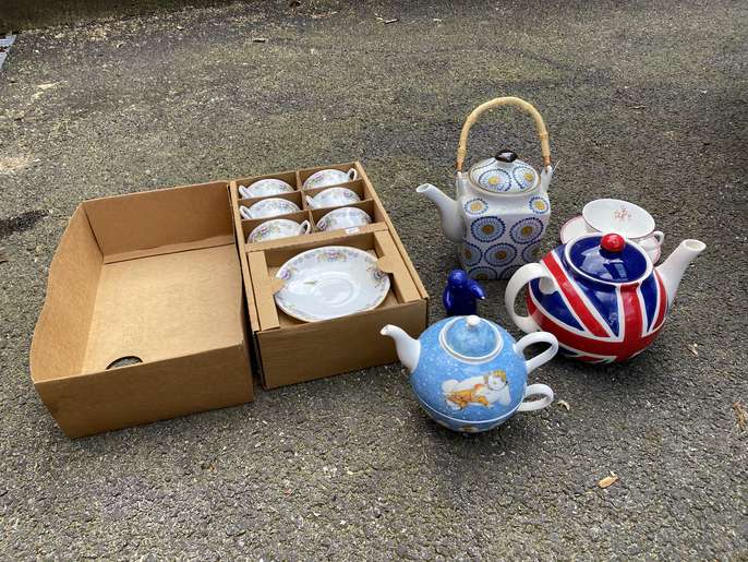 FreelyWheely Various Tea Pots & CUPS & Saucers