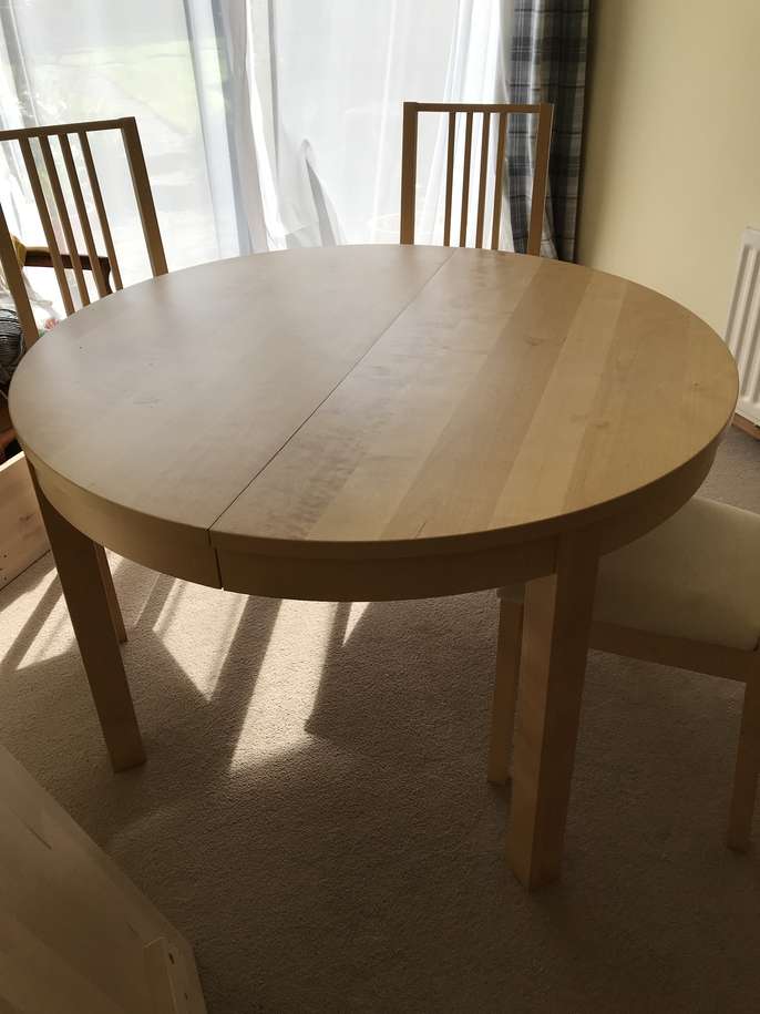 FreelyWheely Free extendable circular dining table and 6 chairs