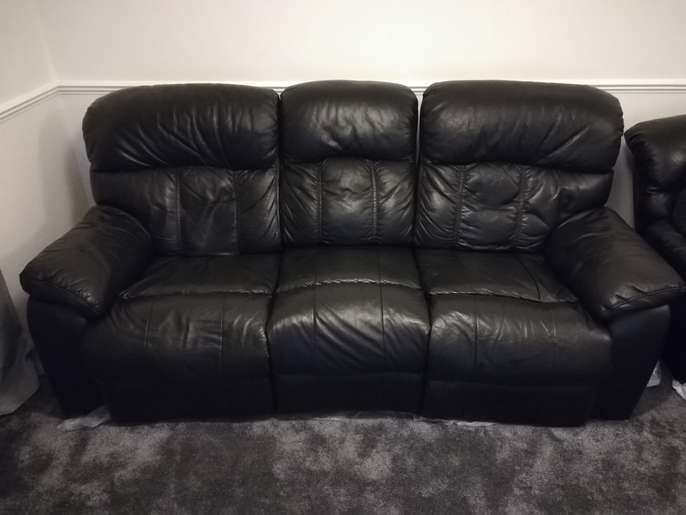 FreelyWheely Black Leather recliner sofas