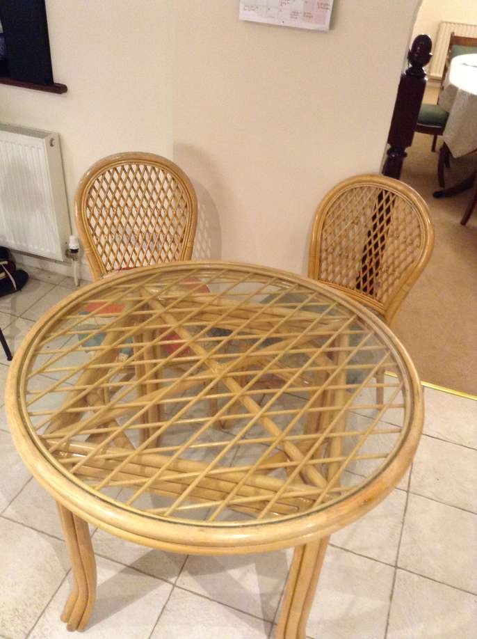 FreelyWheely Conservatory round Table + 2 chairs