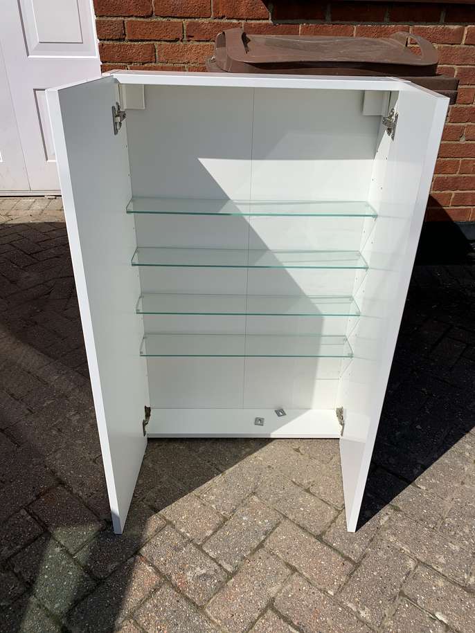 FreelyWheely Slim Gloss White Bathroom