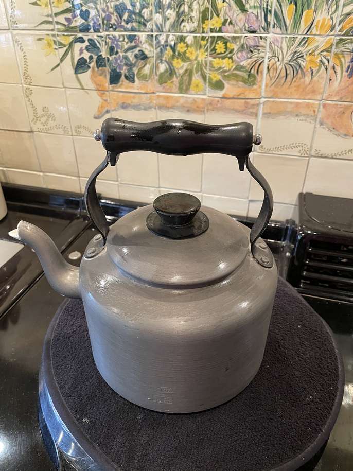 FreelyWheely Aga Lux Cast Iron kettle