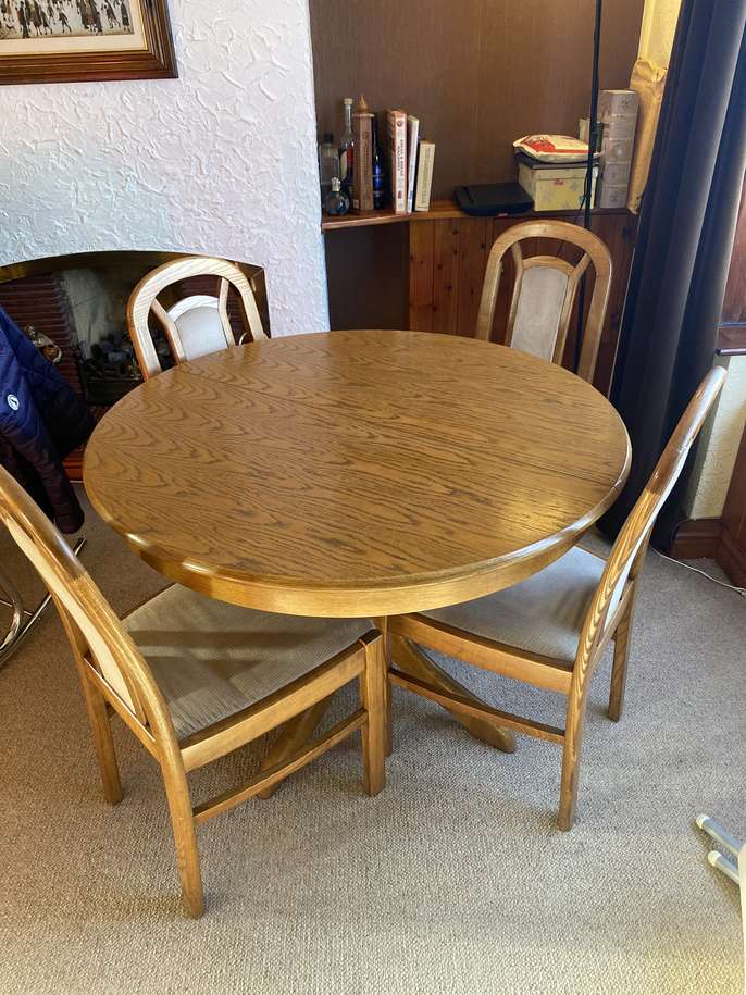 FreelyWheely Round dining table and chairs