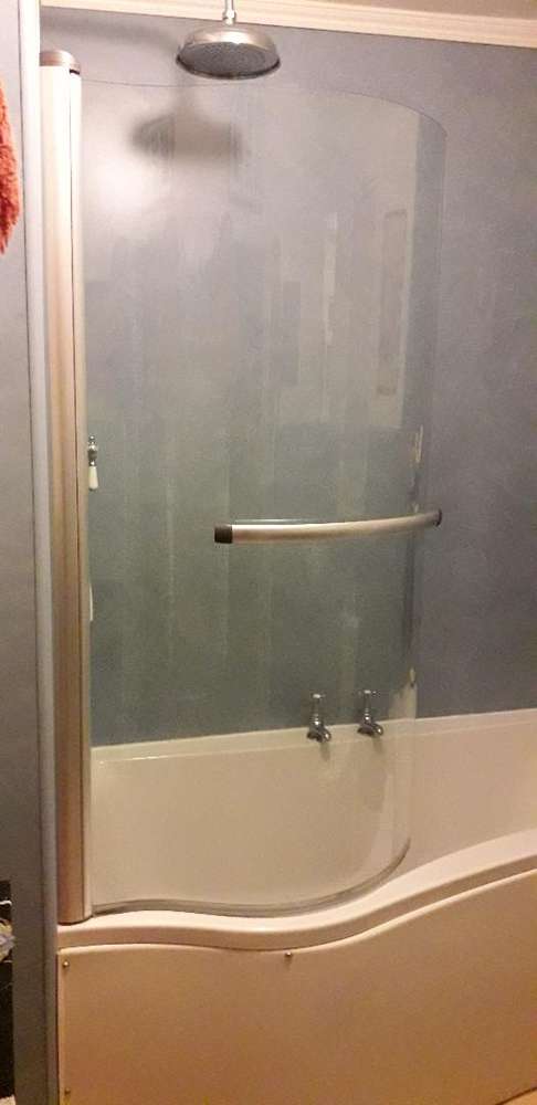 FreelyWheely: P-shaped bath with 'glass' shower screen