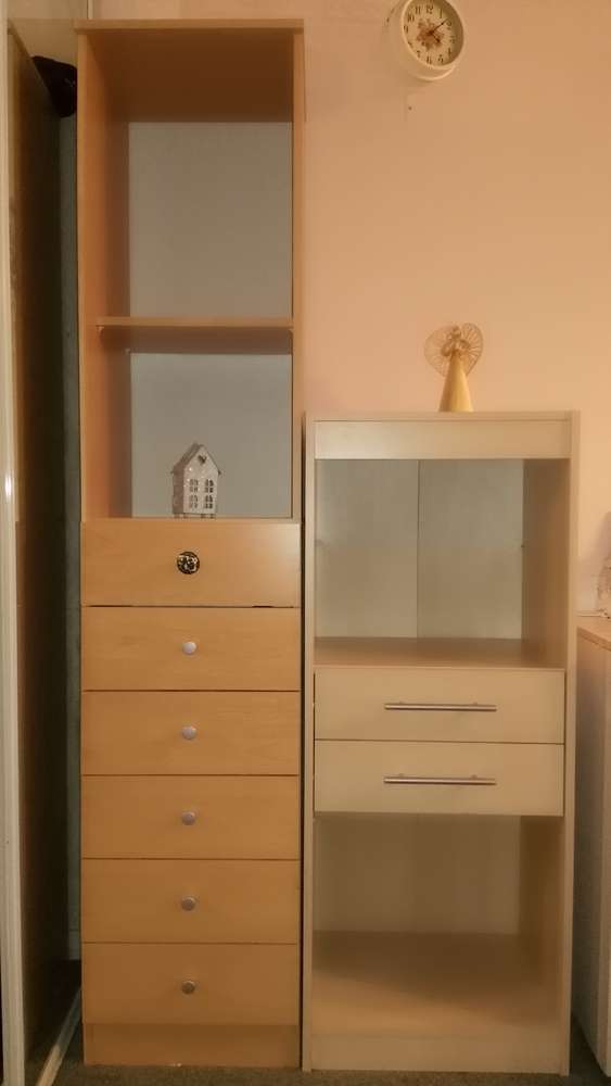 FreelyWheely Standing shelves with drawers in perfect condition