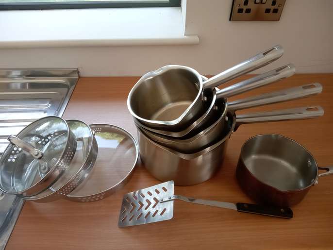 FreelyWheely Stainless steel saucepans with lids
