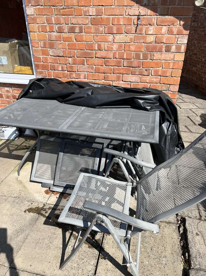 FreelyWheely Outdoor metal table and chairs