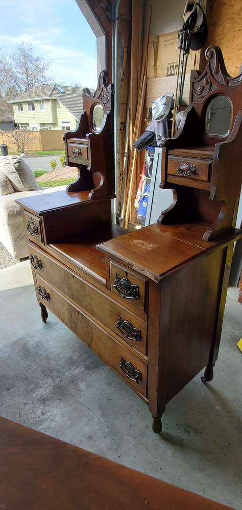 FreelyWheely: Antique Queen Bedroom Set