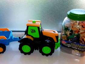 Freecycle JCB tractor with trailer and 50 piece farm bucket