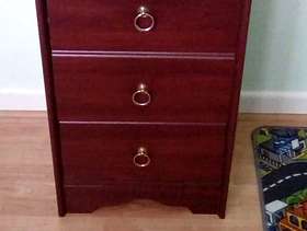 Freecycle Small chest of drawers/bedside cabinet.