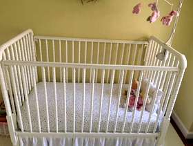 Freecycle White Baby Crib with Mattress