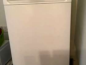 Freecycle White Hotpoint Slimline Dishwasher. Free for collection.