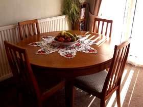 Freecycle 4ft dining table + 4 chairs, extend to an oval