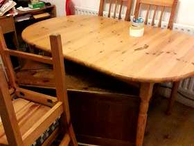 Freecycle Extendable table with 4 chairs