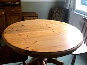 Freecycle Extending dining table/4 chairs