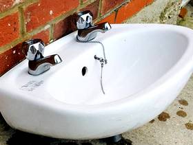 Freecycle Wall mounted basin