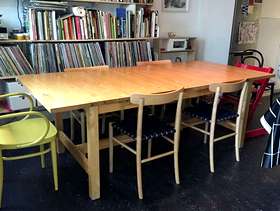 Freecycle Extendable dining table for 8/10 people