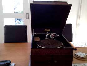 Freecycle Itonia wind up gramaphone