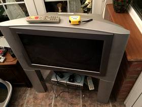 Freecycle Sony 26 inch TV, Scart, Phono in, built in stand