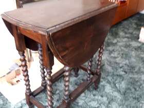 Freecycle Oval drop leaf table