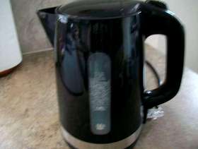 Freecycle Black plastic cordless electric kettle