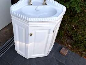 Freecycle Corner Vanity Unit with Sink and Taps