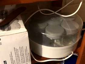 Freecycle Yoghurt maker with spare set of jars