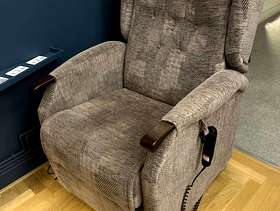 Freecycle Riser recliner arm chair