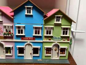 Freecycle Dolls house / shops